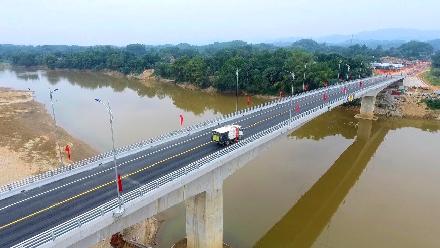 The project only meets expectation of thousands of local residents but also ensures synchronous transportation connectivity in Tran Yen district