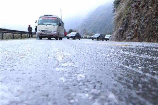 A frozen road in Lai Chau province makes vehicles unable to move