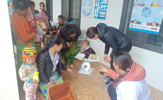 Mothers in the nutrition club of Phinh Ho commune, Tram Tau district work with the local health station to keep track of their children’s growth.