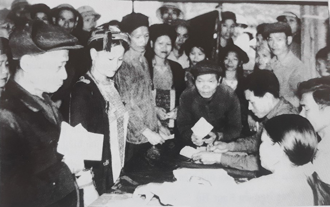 Cử tri xã Phúc Lợi, huyện Lục Yên bầu cử đại biểu Quốc hội khóa V, ngày 6/4/1975.
