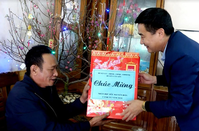 Lãnh đạo huyện Văn Yên tặng quà gia đình chính sách nhân dịp tết Nguyên đán.