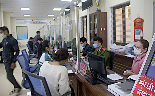 Cán bộ Bộ phận Phục vụ hành chính công huyện Văn Yên giải quyết công việc cho người dân.