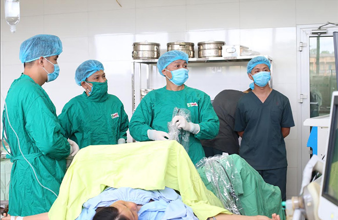 Thực hiện phẫu thuật tán sỏi Lase tại Bệnh viện Đa khoa Hữu nghị 103 Yên Bái.