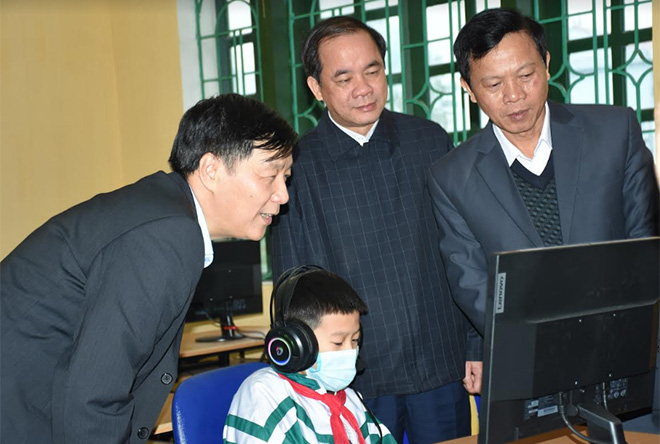 Các đồng chí lãnh đạo tỉnh, huyện Lục Yên thăm giờ thực hành Tin học ở Trường Tiểu học Trần Phú, thị trấn Yên Thế.
