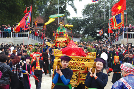 Lễ hội đền Đông Cuông (Văn Yên) tổ chức ngày Mão đầu tiên của tháng Giêng hàng năm. Ảnh minh họa
