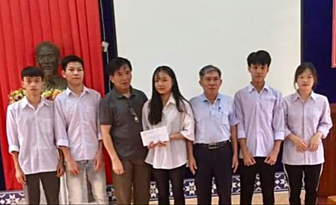 Hội Khuyến học thành phố Yên Bái tặng quà học sinh Trường Phổ thông Dân tộc nội trú THPT tỉnh vượt khó vươn lên trong học tập.