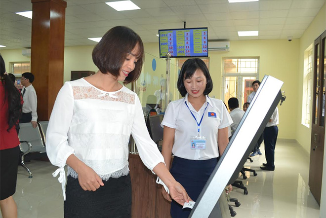 Cán bộ Bộ phận Phục vụ hành chính công thành phố Yên Bái hướng dẫn quy trình giải quyết công việc cho người dân.