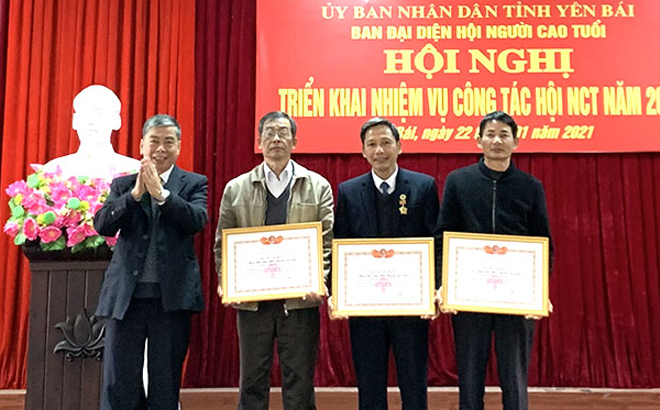 Thừa ủy quyền của Trung ương Hội NCT Việt Nam, Hội NCT tỉnh trao Bằng khen cho 3 đơn vị là cụm trưởng cụm thi đua ở các huyện.