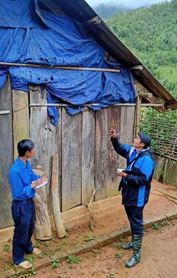 Cán bộ Huyện đoàn Mù Cang Chải kiểm tra, khảo sát điều kiện cụ thể của những gia đình cần hỗ trợ xóa nhà tạm, nhà dột nát tại xã Nậm Khắt.