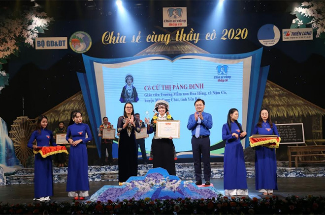 Cô giáo Cứ Thị Pàng Dinh (giữa) được tuyên dương trong chương trình “Chia sẻ cùng thầy cô”.