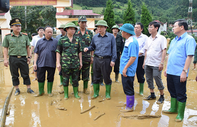 Phó Chủ tịch Quốc hội Phùng Quốc Hiển cùng các đại biểu Quốc hội tỉnh Yên Bái  kiểm tra công tác khắc phục hậu quả thiên tai tại huyện Mù Cang Chải năm 2017.