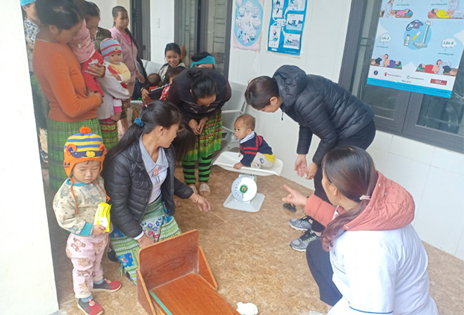 Các bà mẹ trong Câu lạc bộ dinh dưỡng xã Phình Hồ, huyện Trạm Tấu phối hợp với trạm y tế xã theo dõi sự phát triển của trẻ. (Ảnh: Minh Huyền)