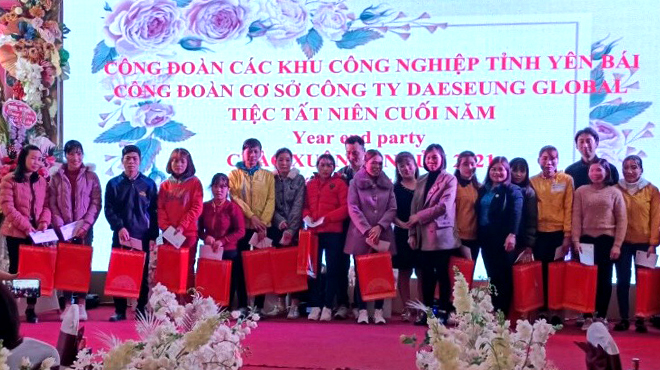 Công đoàn Các khu công nghiệp tỉnh phối hợp với Công đoàn cơ sở Công ty TNHH Daeseung Global Yên Bình trao quà cho đoàn viên, người lao động trong buổi tiệc tất niên cuối năm 2020.