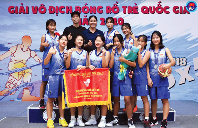 Niềm vui của các tuyển thủ trẻ Đội tuyển Bóng rổ tỉnh khi giành Huy chương Bạc tại Giải vô địch Bóng rổ trẻ quốc gia năm 2020.