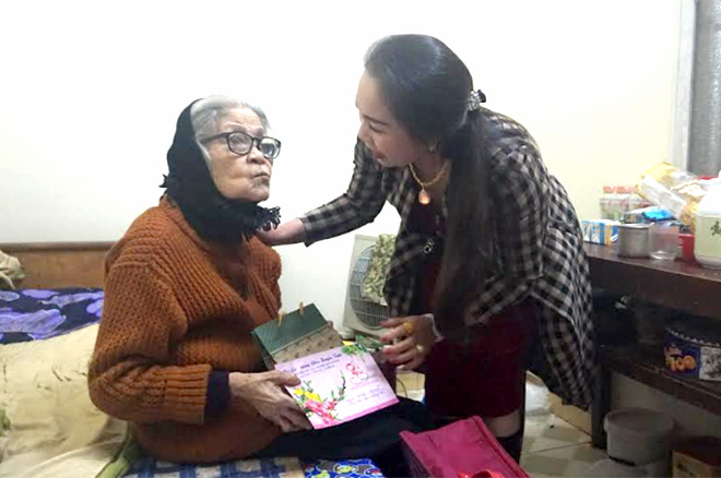Bà Lù Huyền Tỉnh trao quà cho cụ bà Hoàng Thị Hiến, 96 tuổi là vợ liệt sĩ ở tổ 1, phường Yên Thịnh (thành phố Yên Bái).