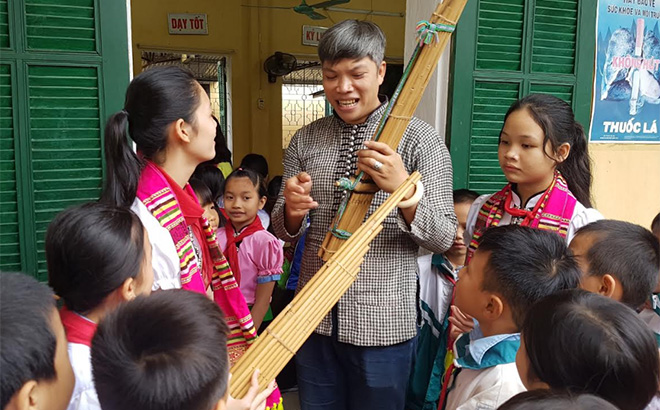 Hai em Hà Thị Kim Tuyết và Phạm Thị Trang tìm hiểu việc chế tác khèn bè.