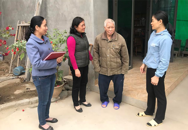 Ông Nguyễn Hữu Quý cùng cán bộ thị trấn Yên Bình và Phòng Lao động - Thương binh và Xã hội huyện bên căn nhà mới.