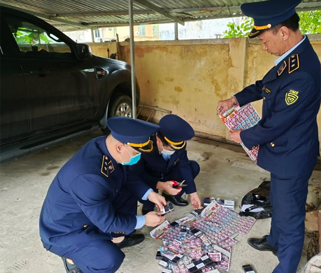 The market surveillance taskforce No.4 inspects batches of imported low-noise spinning firecrackers.