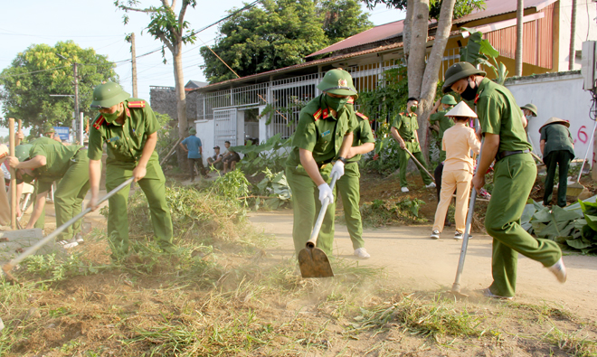 Cán bộ, chiến sỹ công an huyện Văn Yên tham gia ngày thứ bảy cùng dân, mở rộng đường giao thông.
