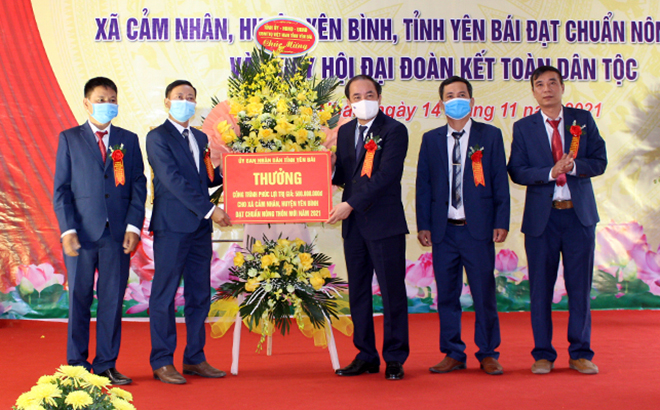 Đồng chí Tạ Văn Long - Phó Bí thư Thường trực Tỉnh ủy, Chủ tịch HĐND tỉnh dự Ngày hội Đại đoàn kết toàn dân tộc và trao Bằng công nhận đạt chuẩn nông thôn mới năm 2021 cho Đảng bộ, chính quyền và nhân dân xã Cảm Nhân, huyện Yên Bình.