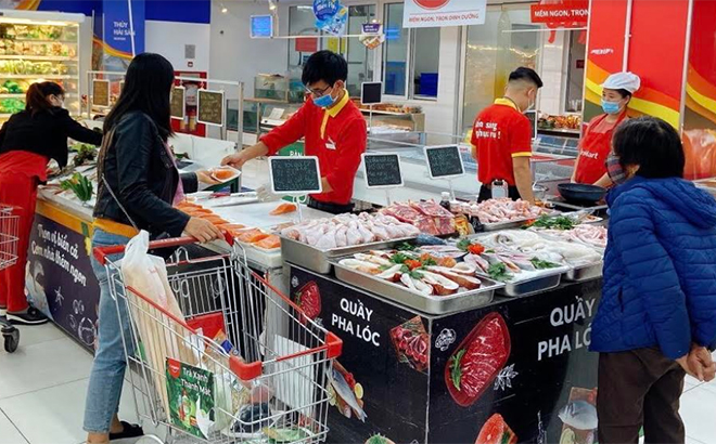 Người dân mua sắm tại Siêu thị Vinmart, thành phố Yên Bái.
