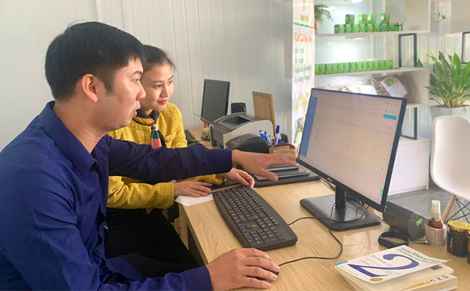 Giám đốc Hợp tác xã Sản xuất dược liệu Yên Bái Thanh Sơn - Phạm Văn Chiến nhanh nhạy nắm bắt xu thế mới trong kinh doanh.