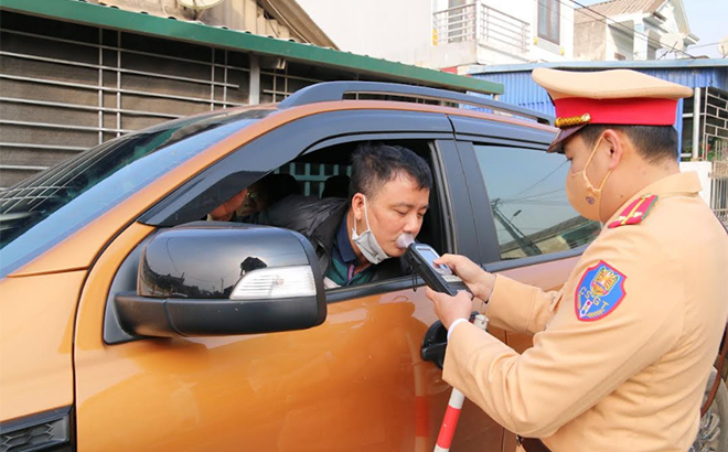 Lực lượng cảnh sát giao thông trên địa bàn tăng cường kiểm tra nồng độ cồn dịp Tết Dương lịch 2022.
