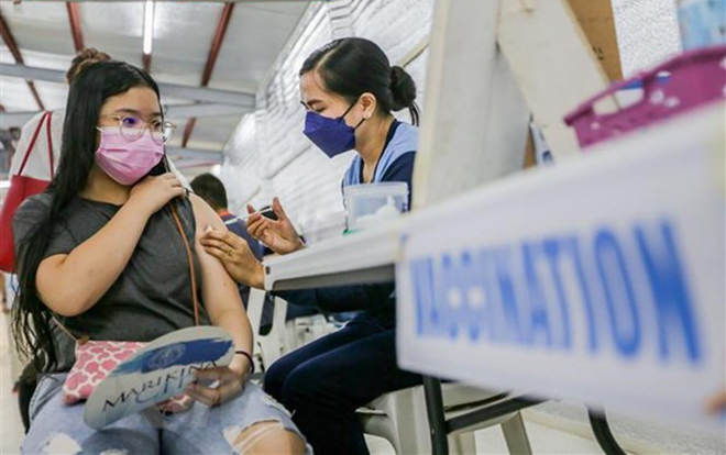 Nhân viên y tế tiêm vaccine phòng COVID-19 cho trẻ em tại thành phố Marikina, Philippines, ngày 29/11/2021.