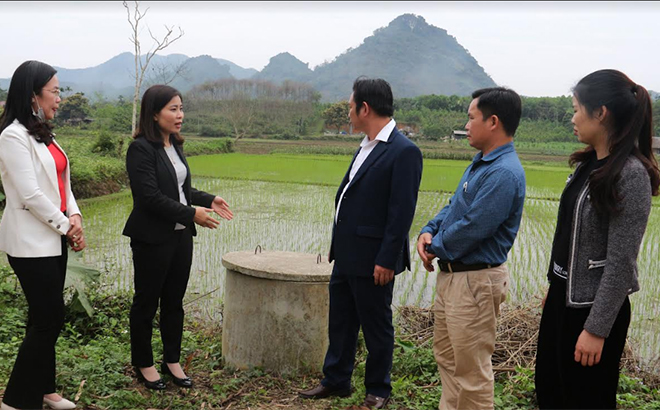 Lãnh đạo Hội Liên hiệp Phụ nữ tỉnh làm việc với chính quyền xã Mỹ Gia, huyện Yên Bình để nắm tình hình thực hiện tiêu chí môi trường tại địa phương.