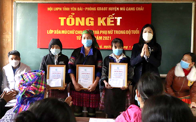 Chủ tịch Hội Liên hiệp Phụ nữ tỉnh Nguyễn Thị Bích Nhiệm trao chứng nhận học viên tiêu biểu cho phụ nữ tham gia lớp học xóa mù tại xã Nậm Có.