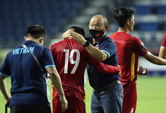 HLV Park Hang-seo và Quang Hải (19) cùng lọt vào danh sách HLV, VĐV tiêu biểu 2021.