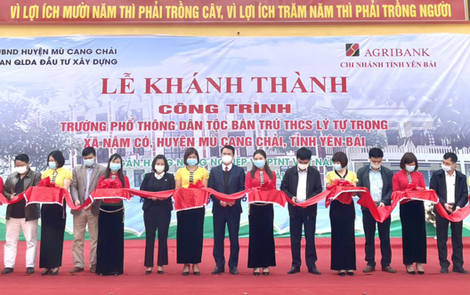 Các đại biểu cắt băng khánh thành Công trình nhà lớp học Trường PTDTBT THCS Lý Tự Trọng, xã Nậm Có.