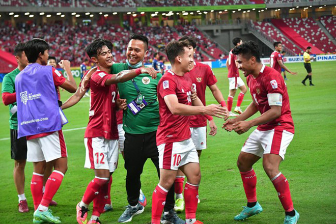 HLV Shin Tae-yong và đối thủ yếu nhất châu Á: Là một trong những HLV nổi tiếng nhất tại châu Á, Shin Tae-Yong được đánh giá cao trong làng bóng đá quốc tế. Cùng xem trận đấu giữa đội tuyển quốc gia và đối thủ yếu nhất châu Á trên sân cỏ, cảm nhận tâm hồn và mong muốn chiến thắng của kính trọng HLV Shin.