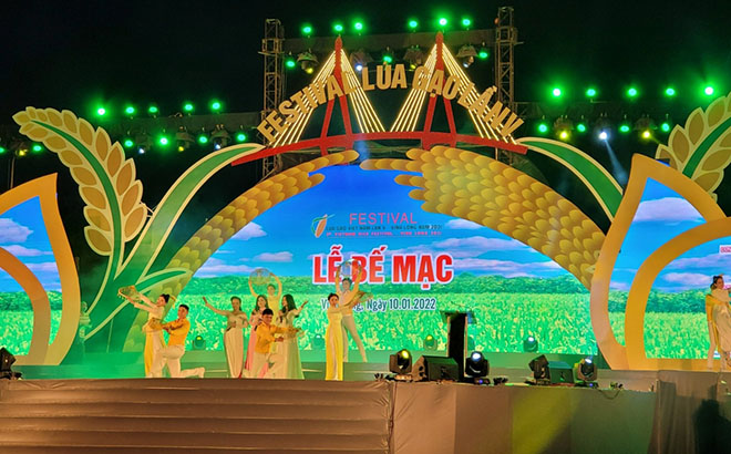 Tiết mục văn nghệ tại lễ bế mạc Festival