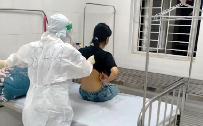 Bác sĩ Bệnh viện Phổi Yên Bái thăm khám cho bệnh nhân nhiễm COVId-19.