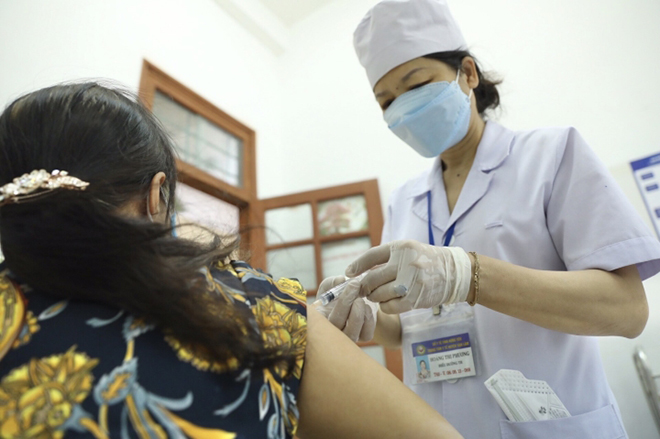 Tiêm vaccine ngừa COVID-19.