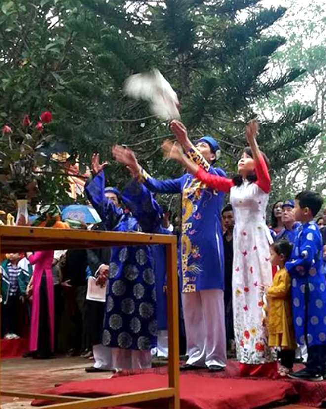 Nghi lễ thả chim bồ câu tại Lễ hội đền Mẫu Nam Cường, thành phố Yên Bái.