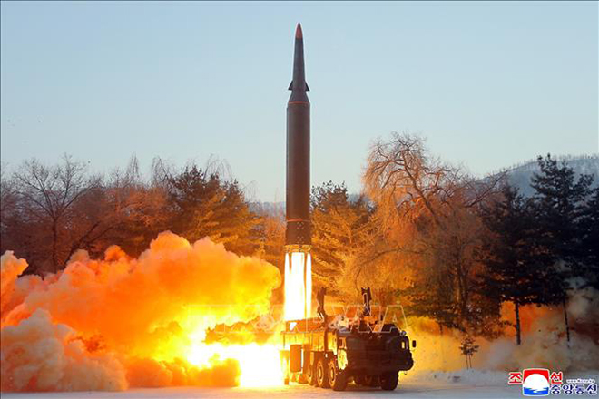 Một tên lửa siêu thanh kiểu mới được phóng từ tỉnh Jagang, miền Bắc Triều Tiên.