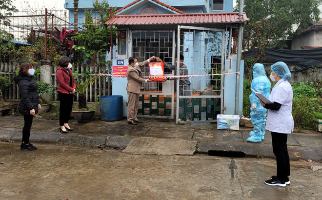 Phường Nguyễn Phúc, thành phố Yên Bái tặng quà động viên các gia đình có người thân nhiễm Covid-19 điều trị tại nhà. Ảnh: Minh Huyền