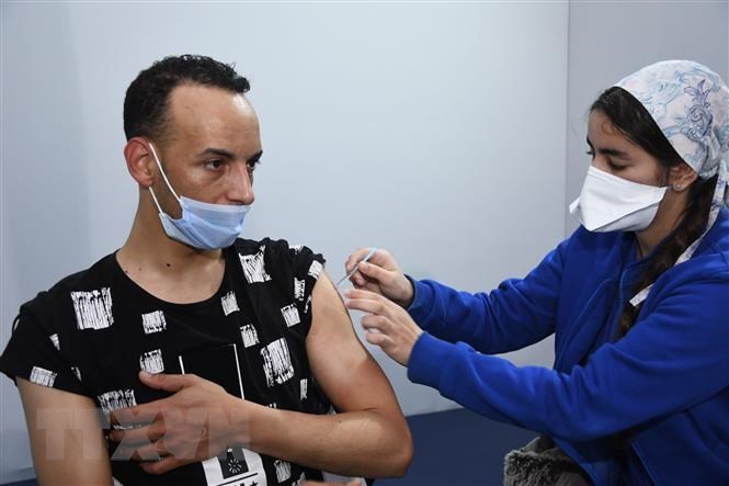 Nhân viên y tế tiêm vaccine phòng COVID-19 cho người dân tại Sale, Maroc ngày 6/1/2022.