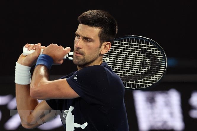 Tay vợt Novak Djokovic tập luyện tại thành phố Melbourne, Australia ngày 14/1/2022. (Ảnh: AFP/TTXVN)