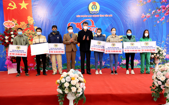 Chủ tịch UBND tỉnh Trần Huy Tuấn và lãnh đạo Liên đoàn Lao động tỉnh trao hỗ trợ nhà “Mái ấm công đoàn” cho đoàn viên công đoàn 
 
