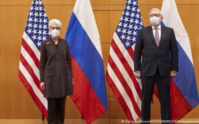 Thứ trưởng Ngoại giao Mỹ Wendy Sherman và Thứ trưởng Ngoại giao Nga Sergei Ryabkov tại cuộc đàm phán an ninh.