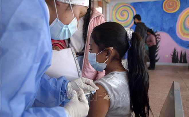 Nhân viên y tế tiêm vaccine ngừa COVID-19 cho trẻ em tại Quito, Ecuador, ngày 18/10/2021.