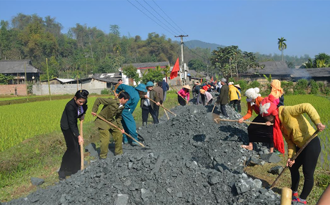 Lực lượng dân quân tự vệ huyện Văn Chấn giúp nhân dân làm đường giao thông nông thôn.