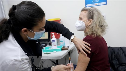 Tiêm vaccine ngừa COVID-19 cho người dân tại Modiin, Israel, ngày 12/1.