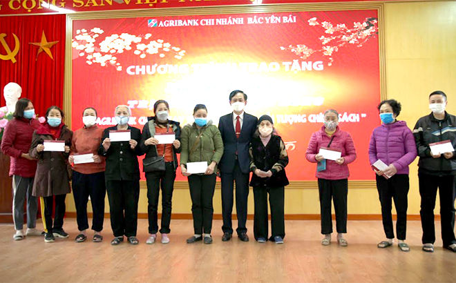Agribank Bắc Yên Bái tặng hộ gia đình chính sách 1.000 suất quà tết
