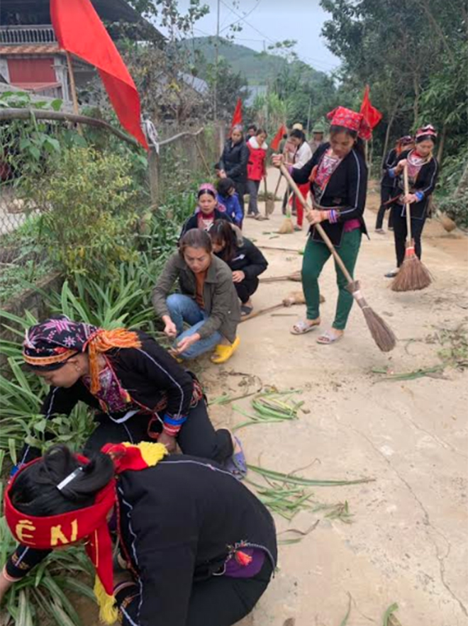Phụ nữ xã Tân Hợp vệ sinh các tuyến đường giao thông nông thôn trên địa bàn xã.