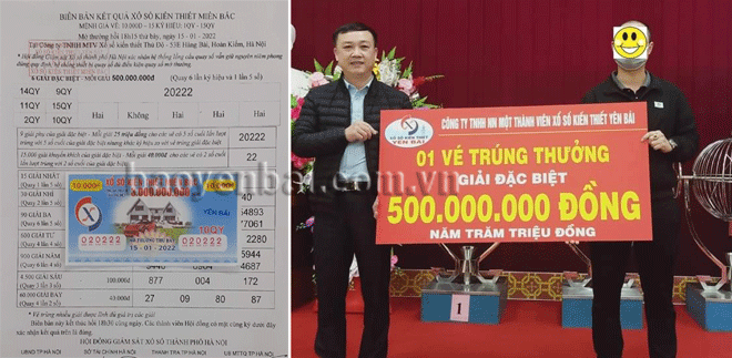 Ông Hoàng Tiến Dũng - Chủ tịch Công ty TNHH Nhà nước Một thành viên Xổ số kiến thiết Yên Bái trao giải Đặc biệt cho khách hàng may mắn trúng thưởng 500 triệu đồng.