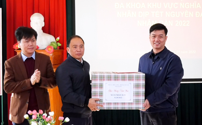 Chủ nhiệm Uỷ ban Kiểm tra Tỉnh uỷ Nguyễn Minh Toàn tặng quà cán bộ, y bác sĩ Bệnh viện Đa khoa khu vực Nghĩa Lộ.